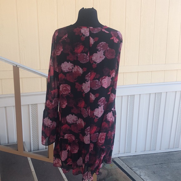 Beautiful BCBG Generation Flowly Dress - Picture 3 of 13